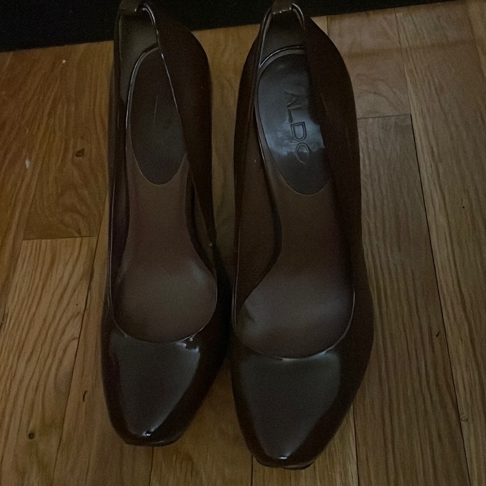 Aldo brown patent leather pumps